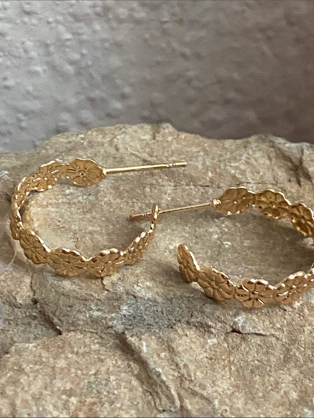 5/$10❤️❤️❤️New Gold Tone Zinc Alloy Daisy Hoop Stud Earrings